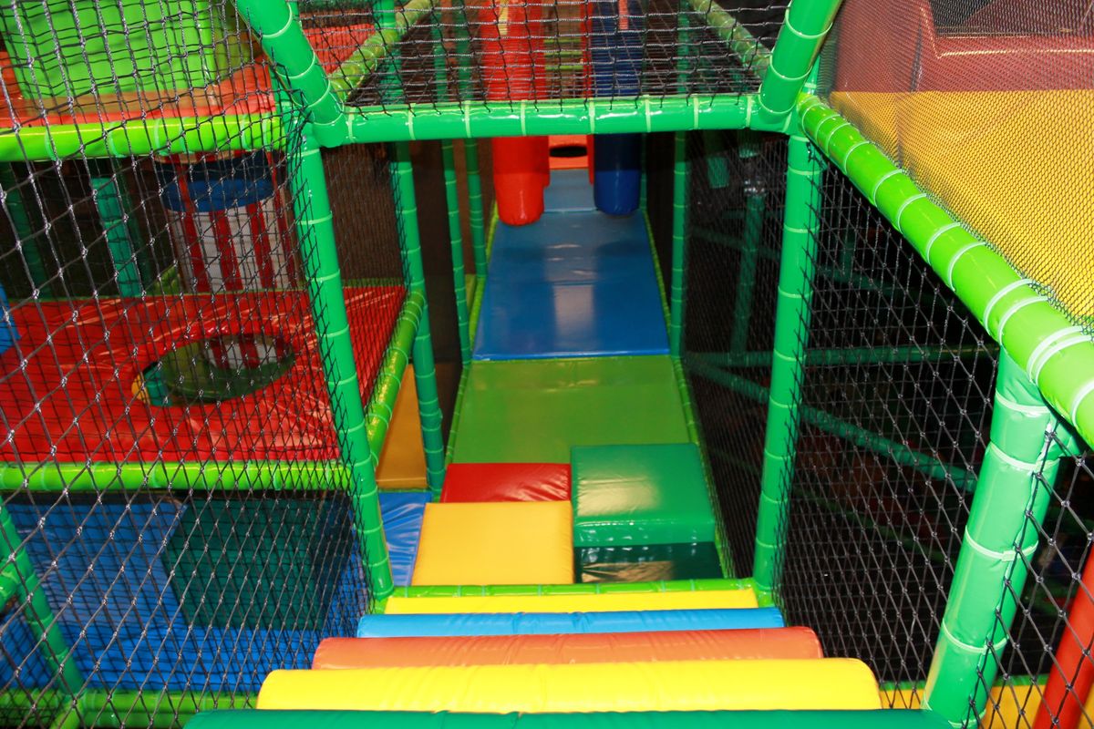 Um playground vazio e pouco iluminado